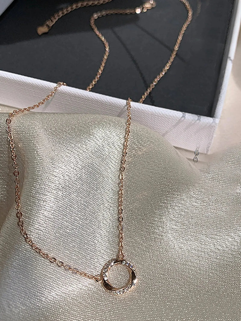 Colar Minimalista Luxuoso Estilo Instagram – Design Torcido Mobius, Perfeito para Presentes e Ocasiões Especiais