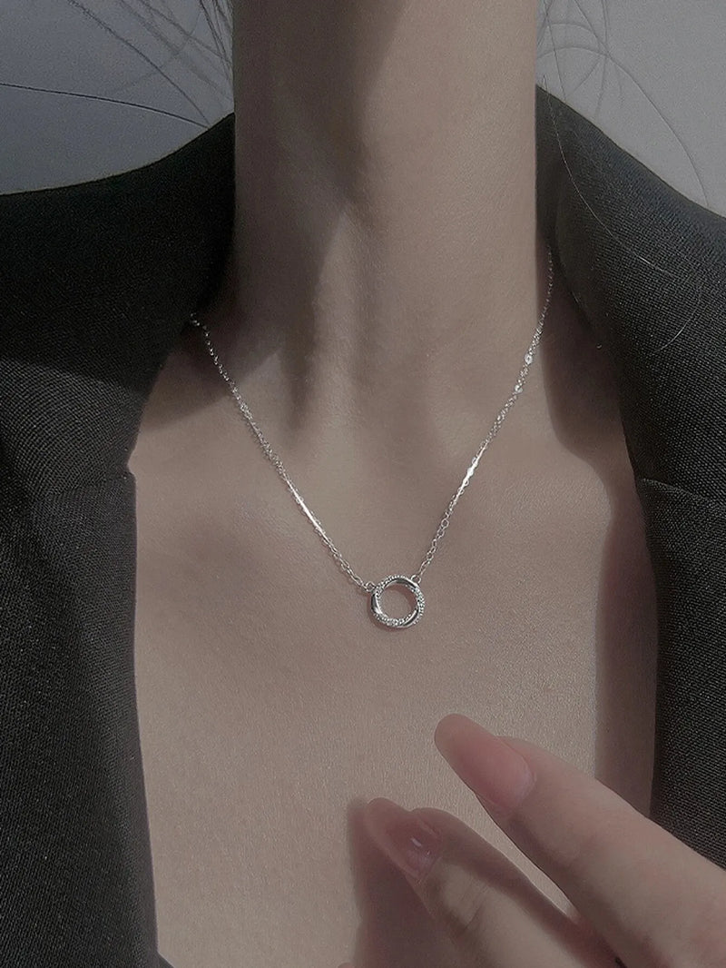 Colar Minimalista Luxuoso Estilo Instagram – Design Torcido Mobius, Perfeito para Presentes e Ocasiões Especiais