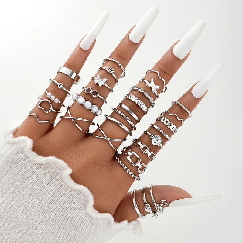 Conjunto com 58 Anéis Vintage – Corações, Cobras e Borboletas em Dourado