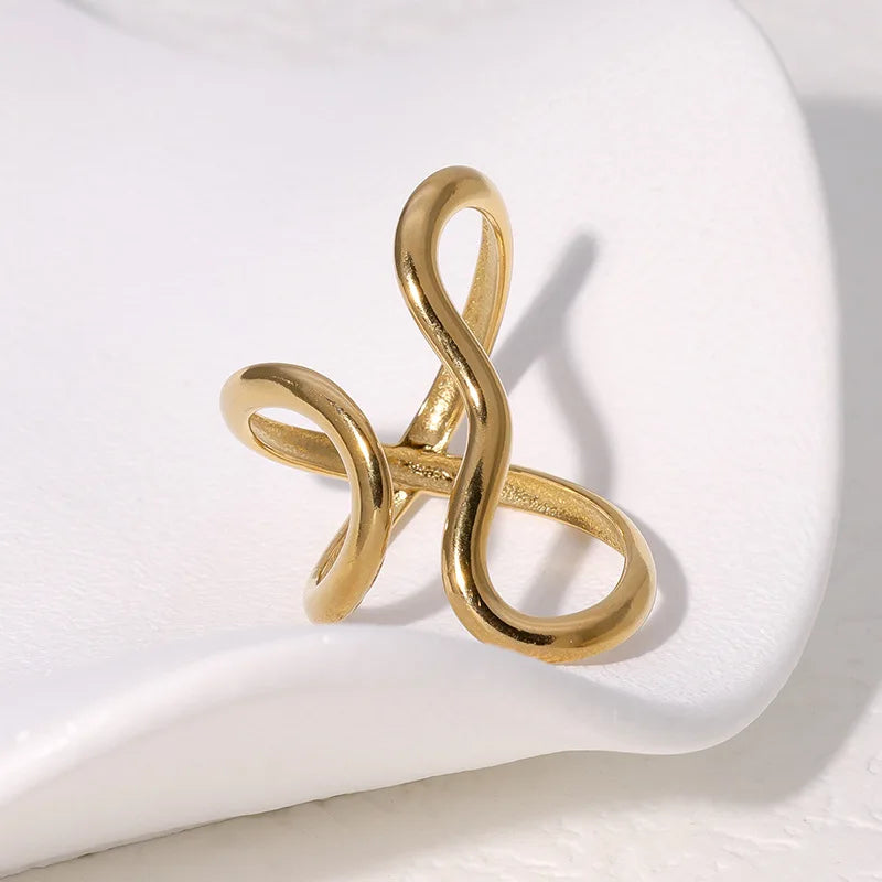 Anel Fashion Dourado 18K em Aço Inoxidável – Charme e Estilo à Prova d’Água