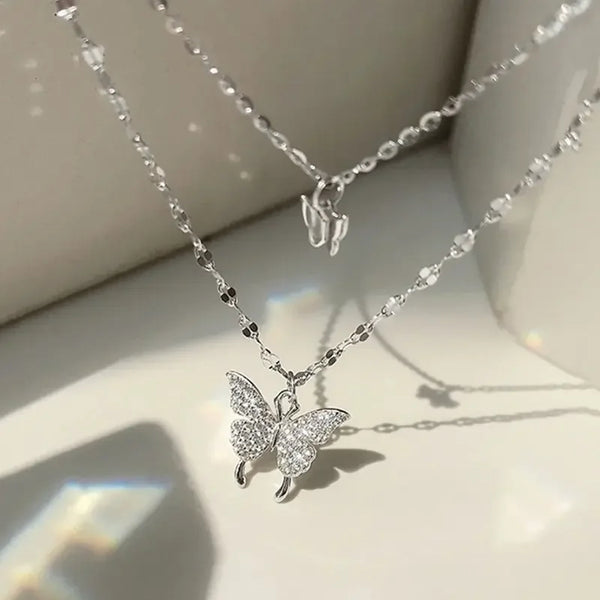Colar Duplo Borboleta Brilhante – Elegância Feminina para Festas e Presentes