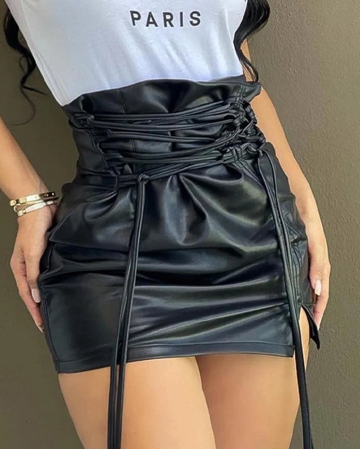 Mini Saia de Couro Sintético Cintura Alta com Amarração – Moda Sexy