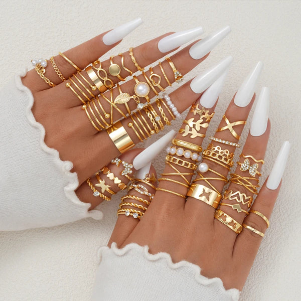 Conjunto com 58 Anéis Vintage – Corações, Cobras e Borboletas em Dourado