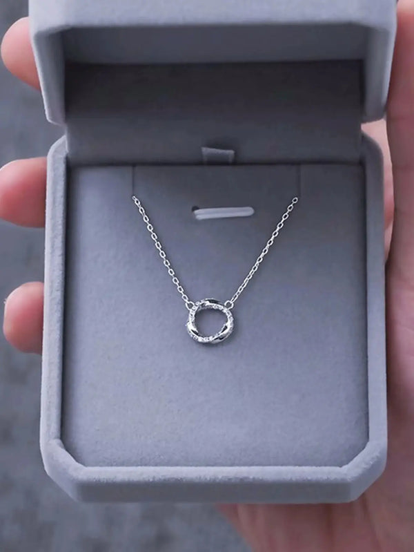 Colar Minimalista Luxuoso Estilo Instagram – Design Torcido Mobius, Perfeito para Presentes e Ocasiões Especiais