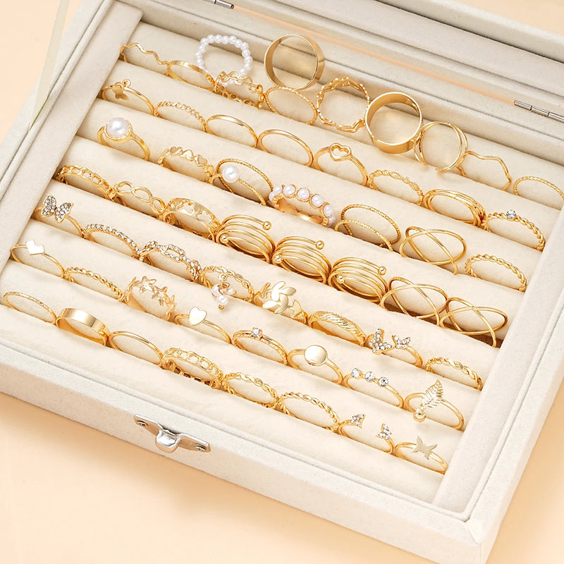 Conjunto com 58 Anéis Vintage – Corações, Cobras e Borboletas em Dourado