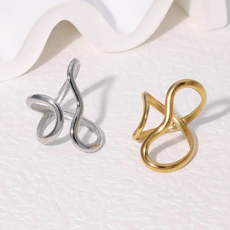 Anel Fashion Dourado 18K em Aço Inoxidável – Charme e Estilo à Prova d’Água