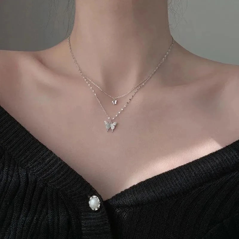 Colar Duplo Borboleta Brilhante – Elegância Feminina para Festas e Presentes