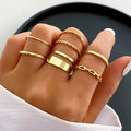 Conjunto com 58 Anéis Vintage – Corações, Cobras e Borboletas em Dourado