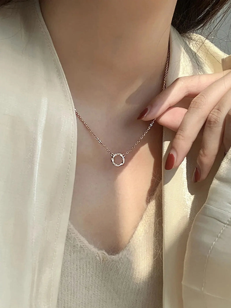Colar Minimalista Luxuoso Estilo Instagram – Design Torcido Mobius, Perfeito para Presentes e Ocasiões Especiais