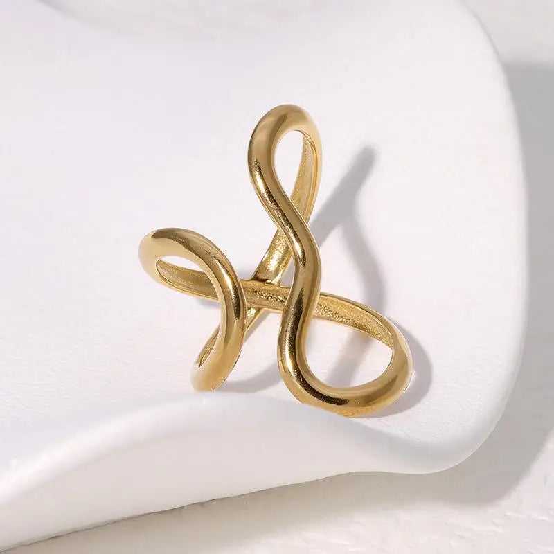 Anel Fashion Dourado 18K em Aço Inoxidável – Charme e Estilo à Prova d’Água