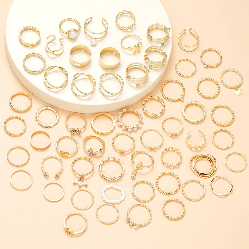 Conjunto com 58 Anéis Vintage – Corações, Cobras e Borboletas em Dourado