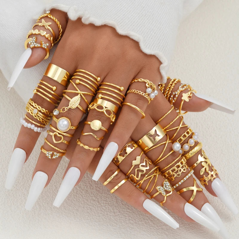 Conjunto com 58 Anéis Vintage – Corações, Cobras e Borboletas em Dourado