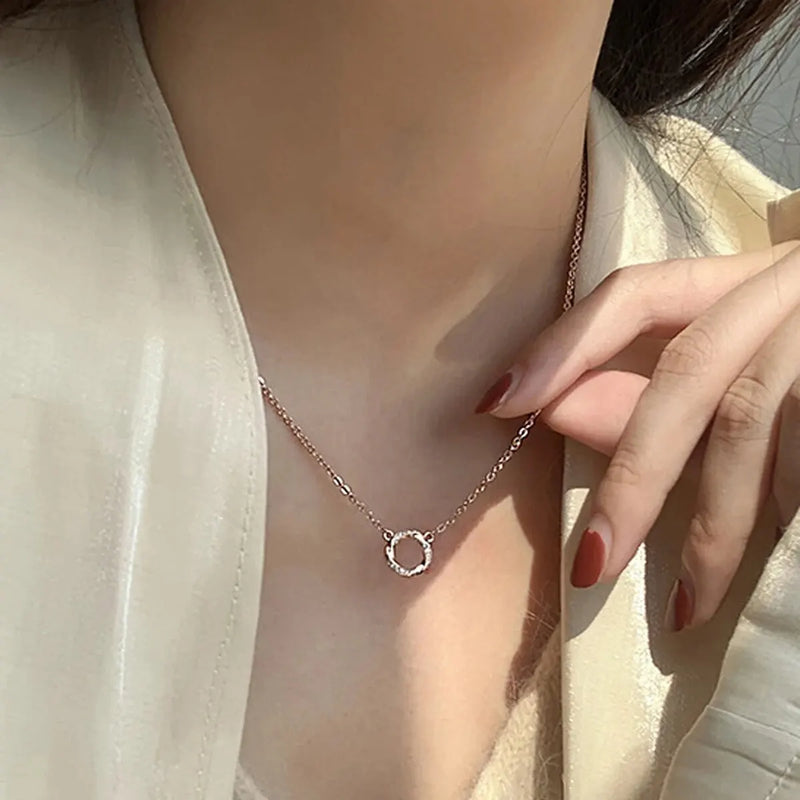 Colar Minimalista Luxuoso Estilo Instagram – Design Torcido Mobius, Perfeito para Presentes e Ocasiões Especiais