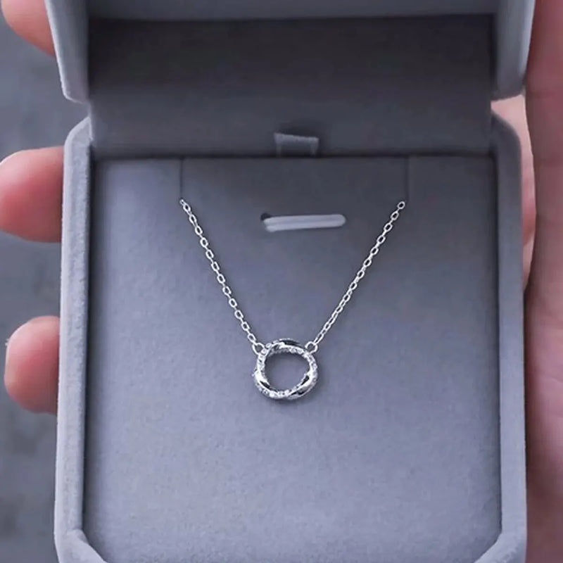 Colar Minimalista Luxuoso Estilo Instagram – Design Torcido Mobius, Perfeito para Presentes e Ocasiões Especiais