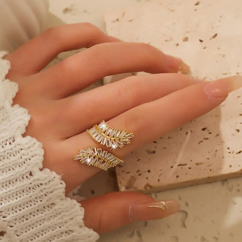 Anel Duplo Cruzado Feminino em Aço Inoxidável Banhado a Ouro – Design Luxuoso com Zircônia