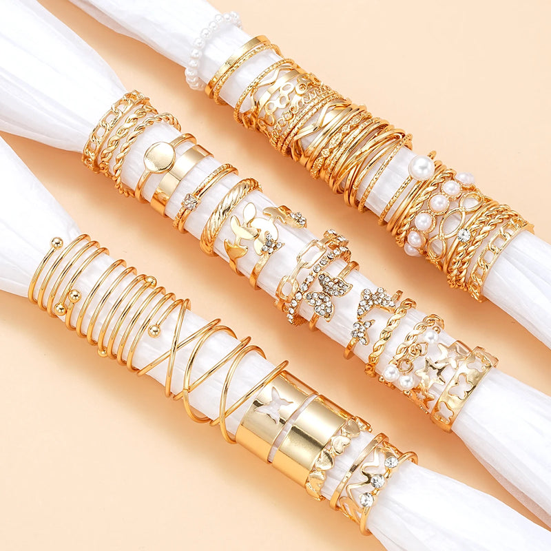 Conjunto com 58 Anéis Vintage – Corações, Cobras e Borboletas em Dourado