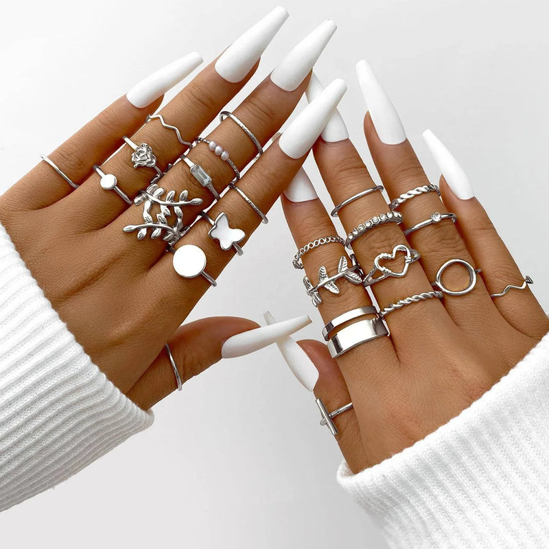 Conjunto com 58 Anéis Vintage – Corações, Cobras e Borboletas em Dourado