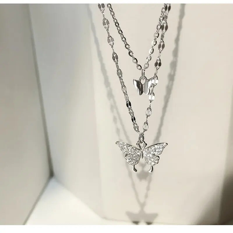 Colar Duplo Borboleta Brilhante – Elegância Feminina para Festas e Presentes